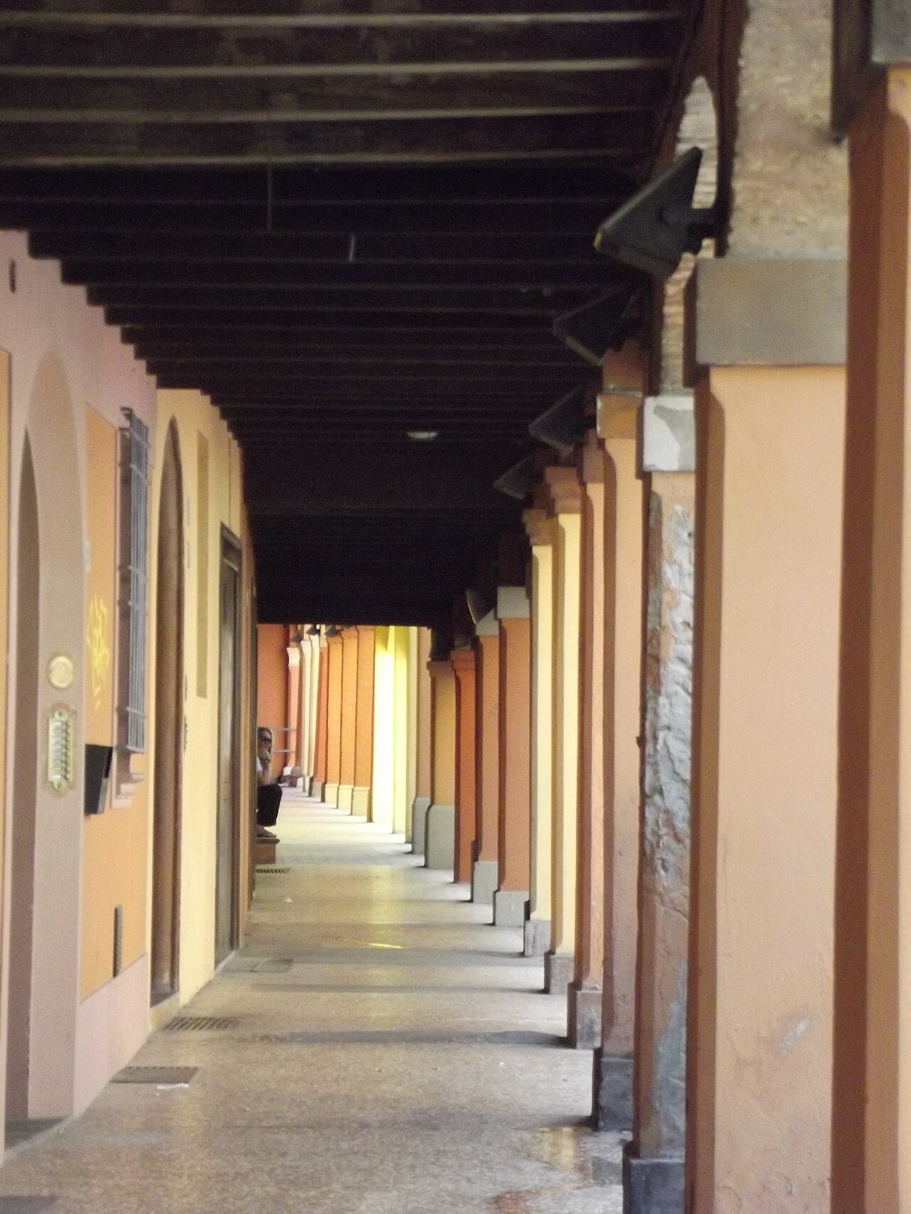 Un portico con le colonne color ocra in una città italiana