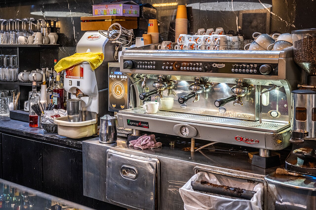 Bancone e macchina del caffè di un bar